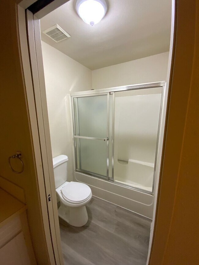 Building Photo - Cozy 2 Bed/1.5 Bath Condo Hazel Dell Area!