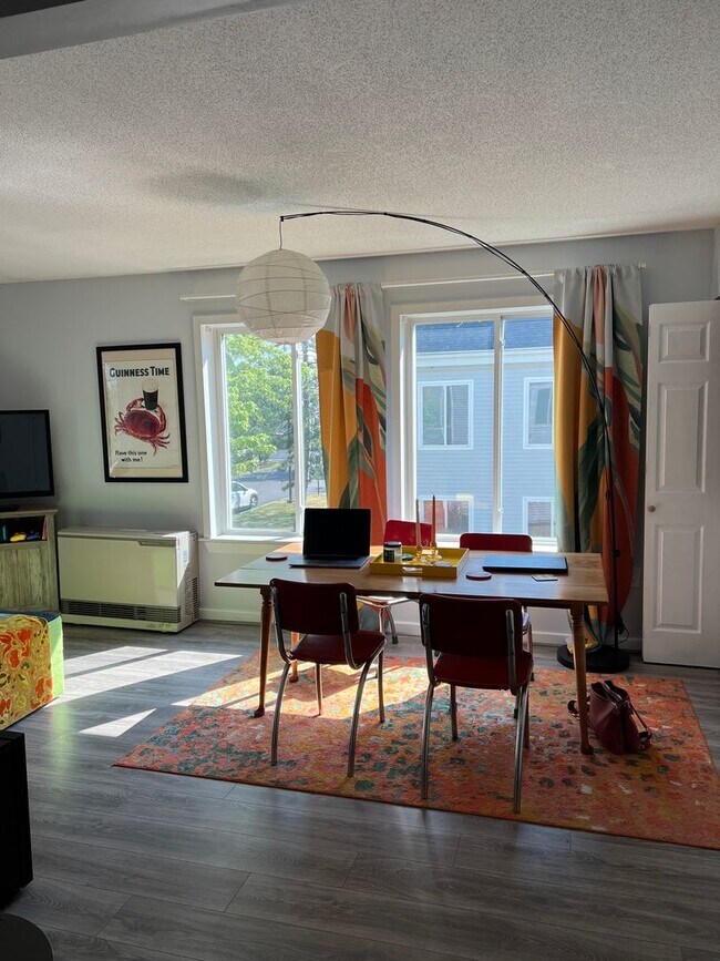 Building Photo - Sunny 2BR Condo in Knightville