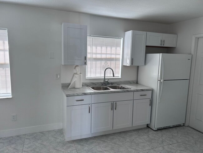 Building Photo - 662 Marot St