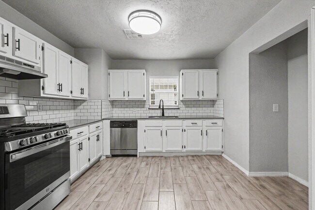 Building Photo - 537 SW 45th St