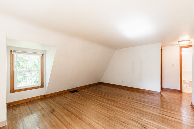 Building Photo - 512 N 6th St