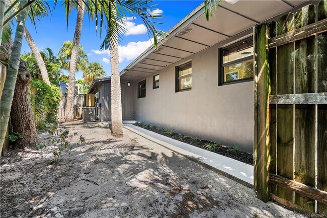 Building Photo - 2563 NE Palm Ave