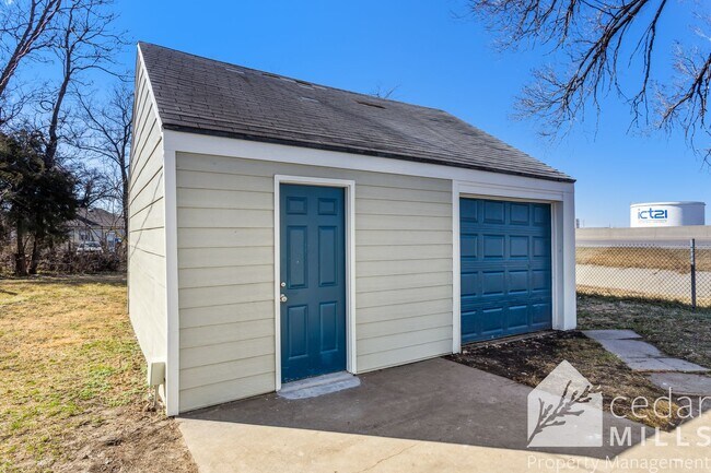 Building Photo - 1703 E Looman St