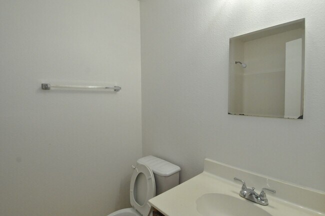 Building Photo - Available NOW! 4 bedrooms, one story, Grea...