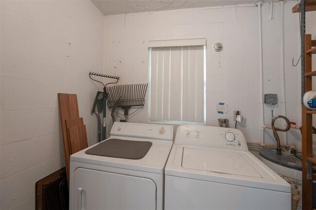 Building Photo - 1814 Fox Hunt Dr