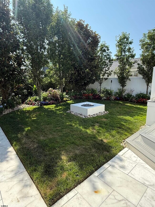 Building Photo - 16 S Somerset Ave