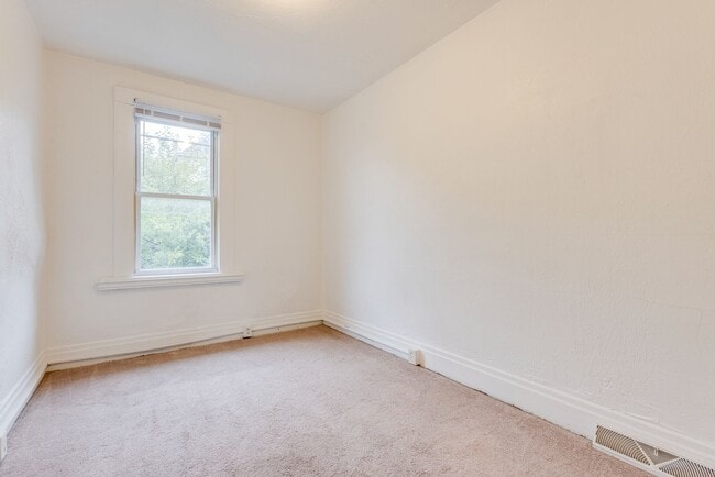 Building Photo - 405 Edgemont St