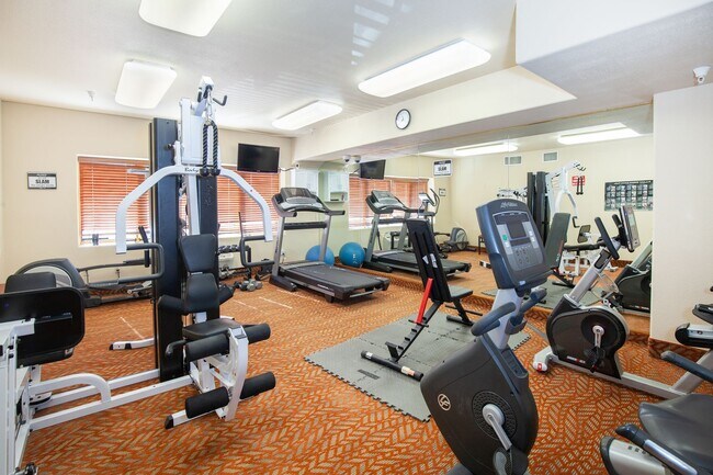 Building Photo - Evolve Real Estate: 6 Mos Lease Only Large Fully Furnished Condo Walking Distance to Keystone Vil...