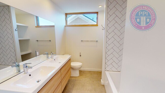 Building Photo - Modern Townhome In SE  2 Bdrm +Loft- Large...