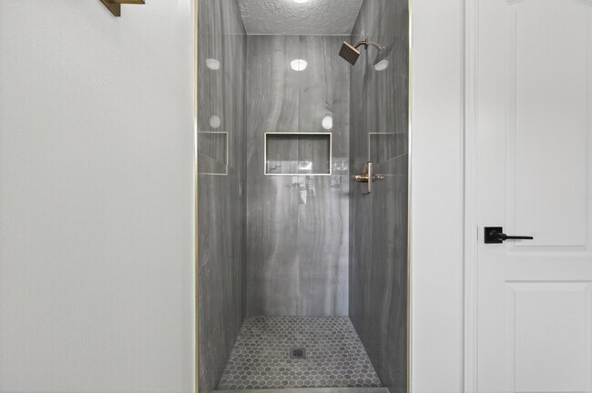 Building Photo - 2431 Parkwood Ln