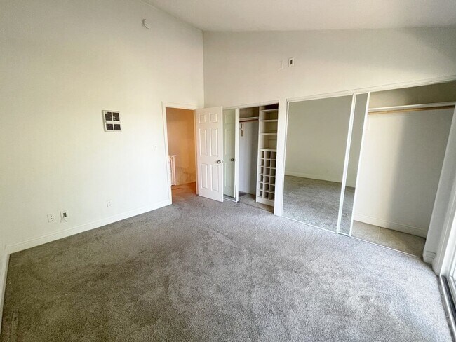 Building Photo - ***$500 off of 1st months rent***Beautiful...