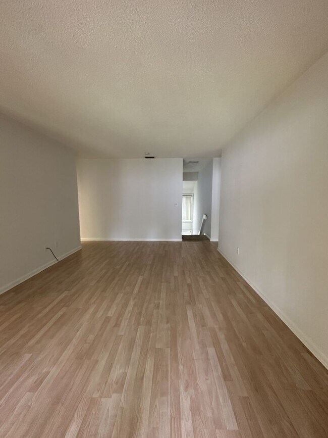 Building Photo - Lovely 2 Bedroom 2 Full bath Condo in the ...