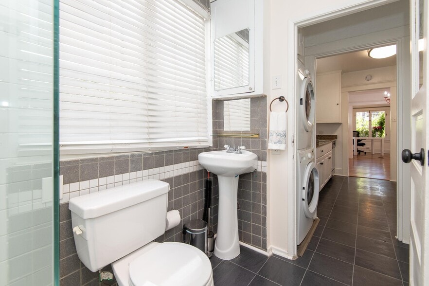 Building Photo - 2001 1/2 Pinehurst Rd