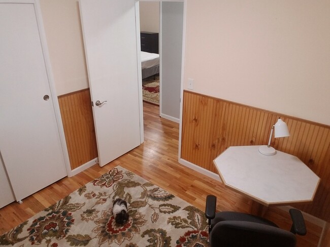 Building Photo - FURNISHED- 3 bed 2 bath single car detache...