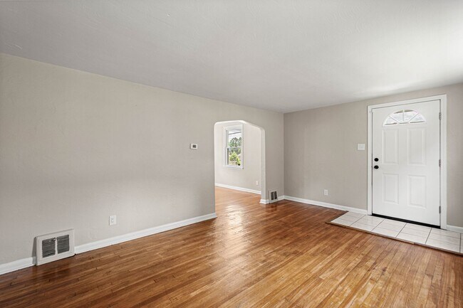 Building Photo - Newly renovated 3 bedroom home in McKees Rocks available now!