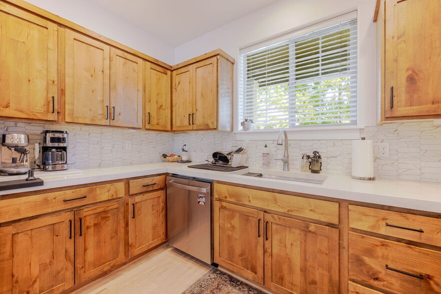 Building Photo - 63121 De Haviland Ct