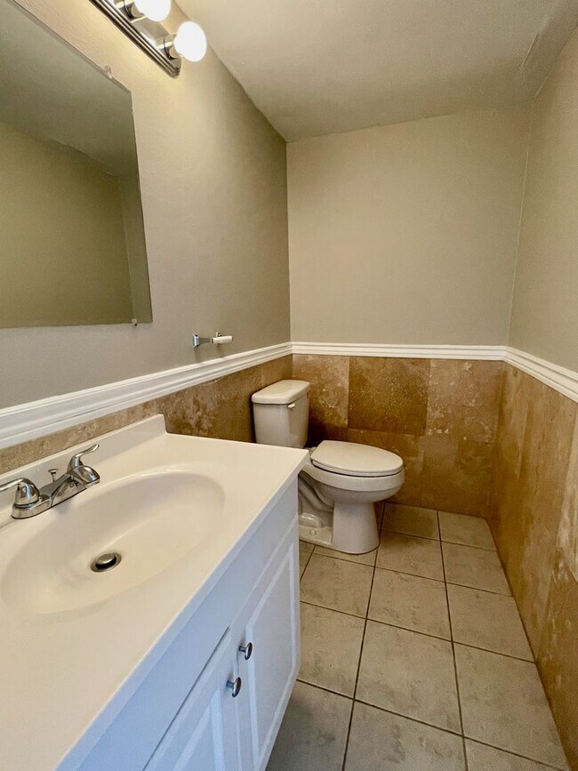 Building Photo - Charming 3-Bedroom, 2.5-Bath Townhome in Village Square Condominiums