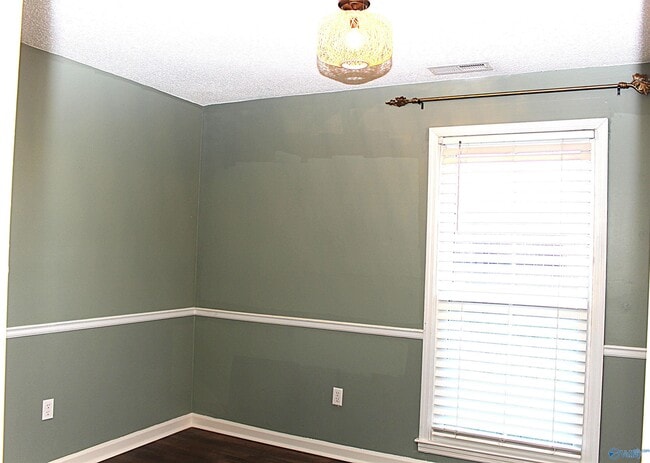 Building Photo - 101 Cresent Circle