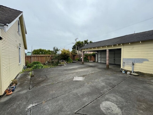 Building Photo - 4/2 Spacious house and yard, near services