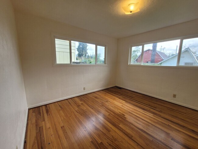 Building Photo - Charming 3 bed 2 bath with bonus room.
