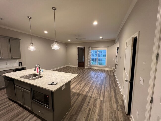 Building Photo - Luxury 3BR/3.5BA Townhome w/ 2-Car Garage in Gated Community