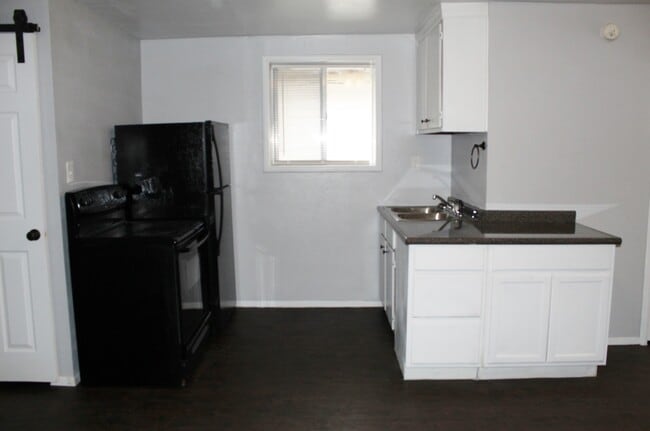 Building Photo - STUDIO GARAGE APARTMENT, ALL BILLS PAID