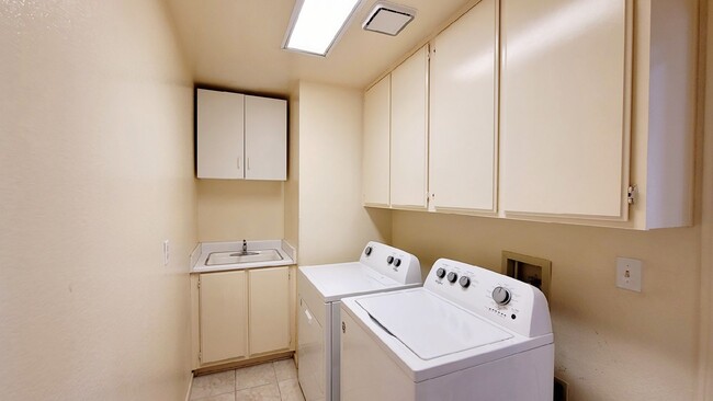 Building Photo - 9725 Sierra Mesa Ave