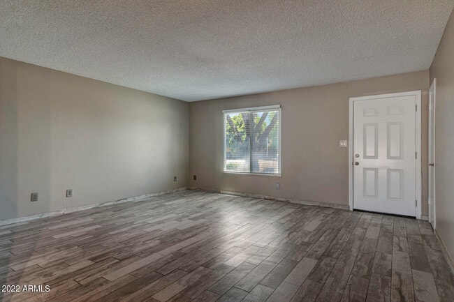 Building Photo - 3012 W Bethany Home Rd