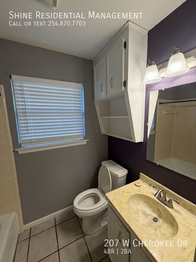 Building Photo - 207 W Cherokee Dr