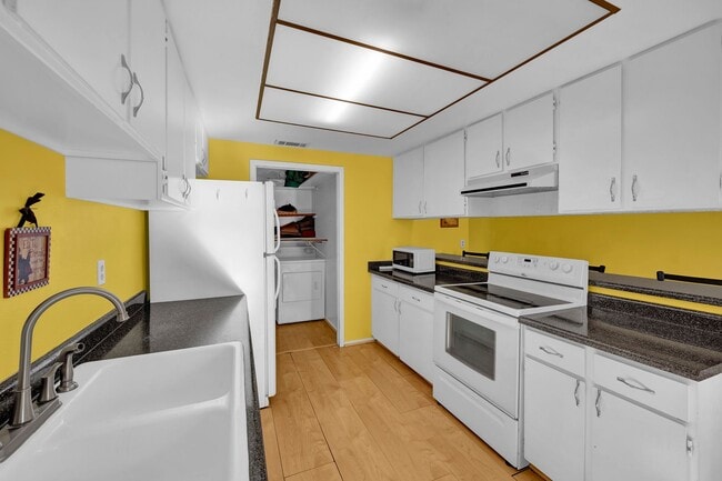 Building Photo - PARTIALLY FURNISHED 3 BEDROOM TOWNHOME NEAR CHINATOWN & STRIP