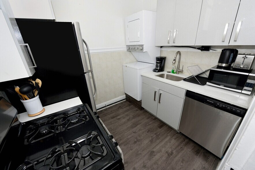 Building Photo - 350 W 38th St