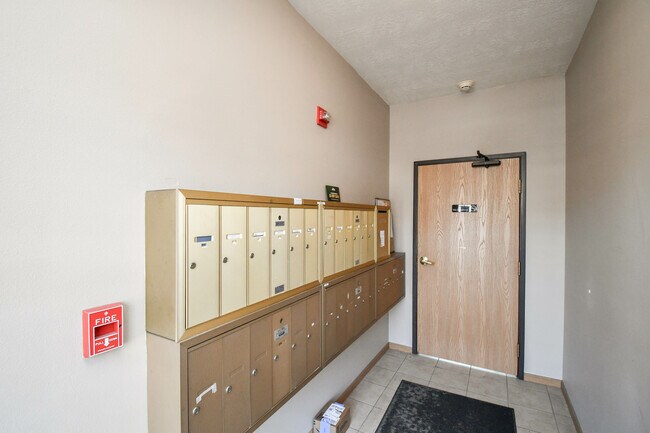 Building Photo - 7434 S Louise Ave