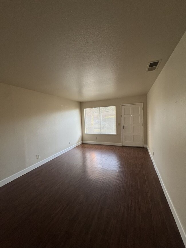 Building Photo - UPDATED 3 BEDROOM DUPLEX IN SACRAMENTO!