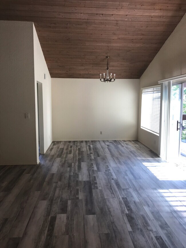 Building Photo - Pullman Duplex