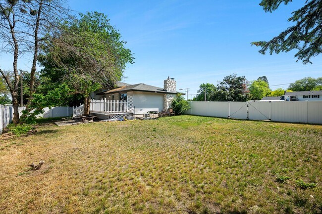 Building Photo - 806 S Adams Rd