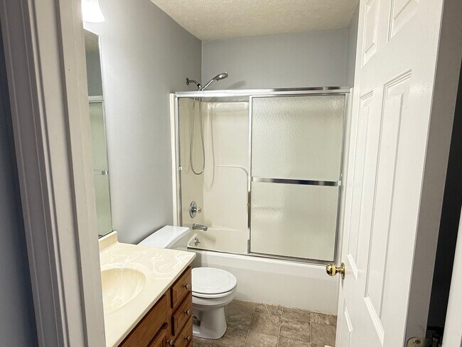 Building Photo - Beautifully decorated 3BR townhouse in Bloomington