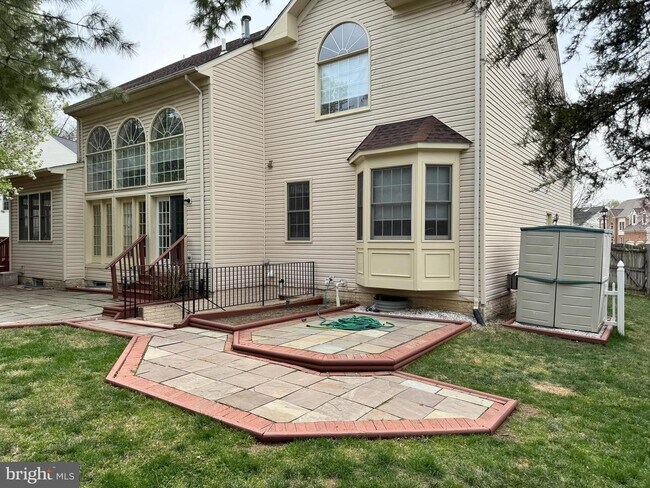 Building Photo - A rare opportunity to experience spacious, sophisticated living in a premier location.