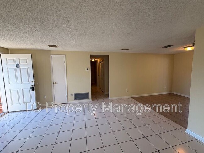 Building Photo - 7045 Prellie St