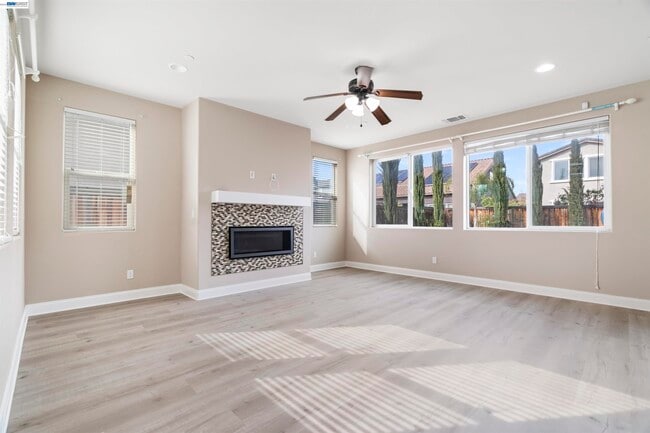 Building Photo - 967 Dainty Ave