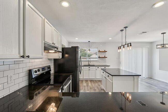 Building Photo - 209 Cottontail Dr