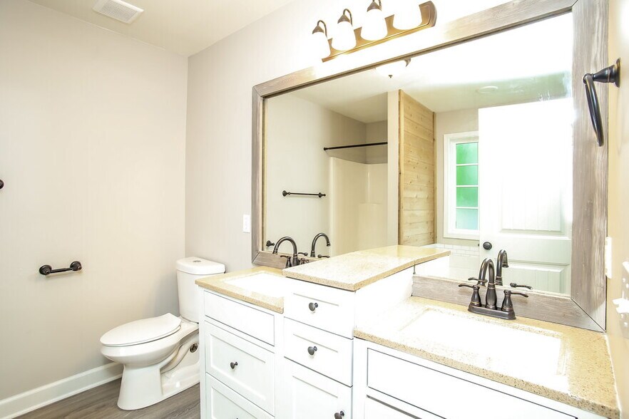 Building Photo - 305 Talon Dr SE