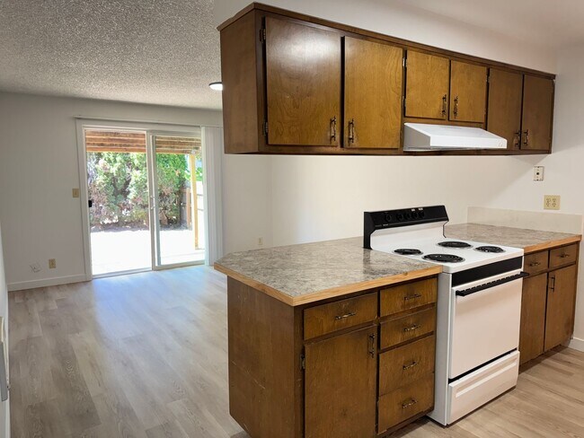 Building Photo - Large single level 2-bedroom/1 bath duplex in Springfield!