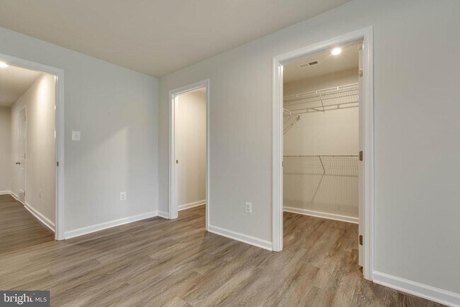 Building Photo - 7912 N Gladden Farm Way