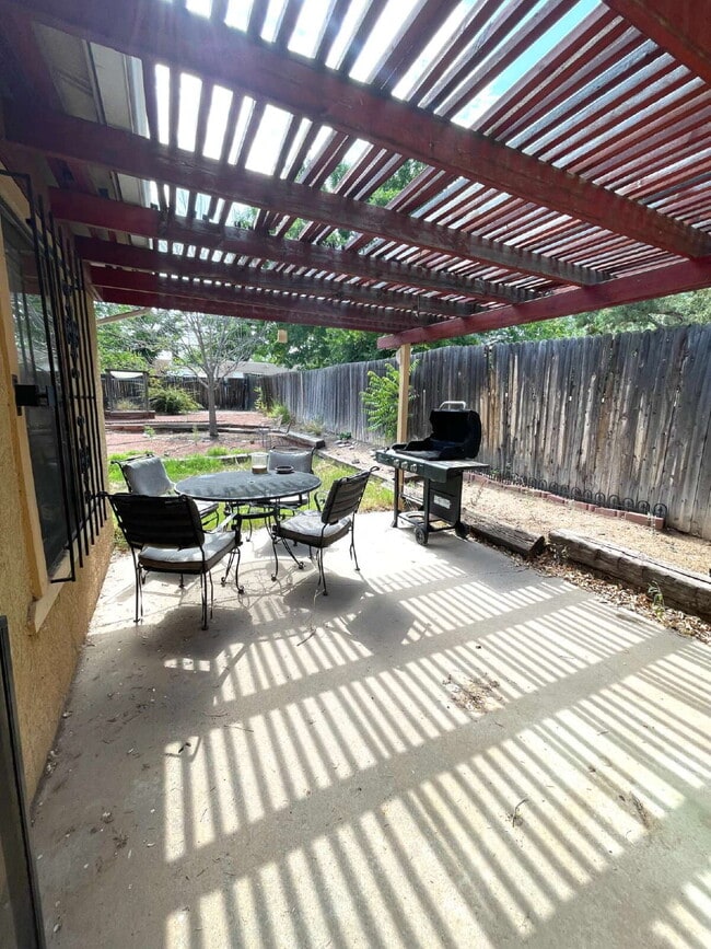 Building Photo - Nob Hill! 2bd/1ba/1CG Gorgeous!