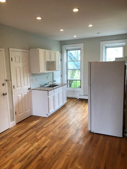 Building Photo - 262 Suydam Ave