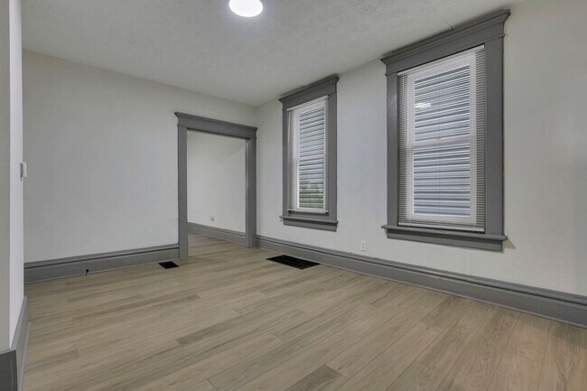 Building Photo - 112 S Cypress Ave