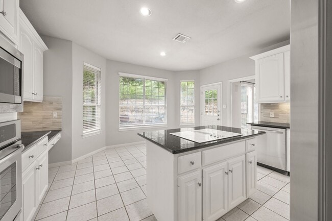 Building Photo - Spacious 3 Bed, 2.5 Bath in Prime Lakeway Location