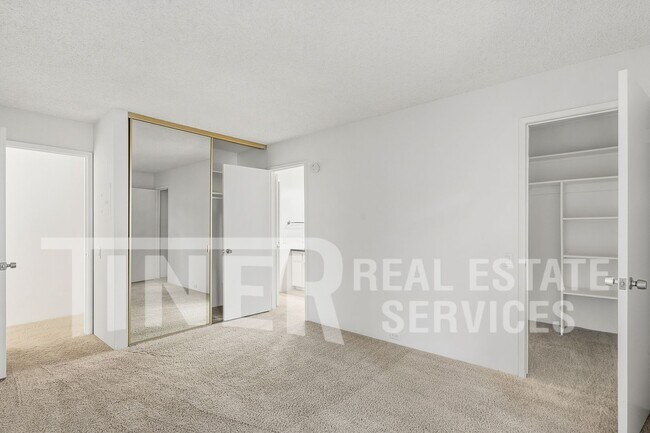 Building Photo - 730 Woodside Ln E