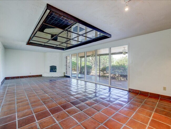 Building Photo - Enjoy stunning Catalina Mountain views fro...