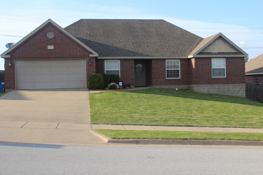 Building Photo - 4702 Southwest Golden Eagle Avenue